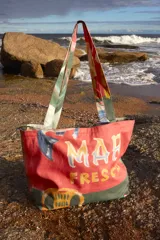Bolso de playa grande con estampado de una silla y la frase "Mar Fresco".