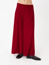 Pantalón extra wide color rojo de terciopelo, con cintura elastizada y corte oversized.