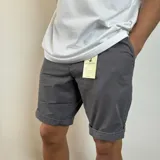 Bermuda de gabardina color azul marino, de corte recto y diseño clásico con bolsillos laterales.