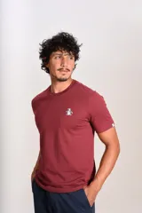 Remera de manga corta con cuello redondo, confeccionada en tejido de algodón. Presenta el logo de la marca Original Penguin bordado en el pecho.