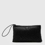 Clutch de diseño artesanal con textura trenzada, color negro, con cierre metálico superior y asa de mano integrada.