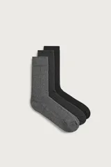Pack de tres pares de calcetines de caña alta con diseño acanalado en tonos neutros.