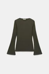 Camiseta de cuello redondo y manga larga con terminación acampanada en los puños, de corte ajustado al cuerpo.