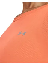 Remera de manga larga Under Armour de alto rendimiento, confeccionada en tejido HeatGear de secado rápido y tecnología absorbente de sudor. Presenta un diseño ajustado con cuello redondo y textura microperforada, ideal para entrenamiento.