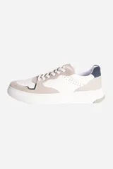 Zapatillas urbanas de cuero color beige y blanco con detalles en verde.