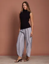 Musculosa negra de modal con cuello alto y corte ajustado.