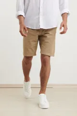 Bermuda verde militar de lino.