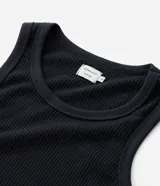 Musculosa masculina de corte regular, confeccionada en tejido flamé con textura acanalada. Presenta cuello redondo y diseño liso sin estampas.
