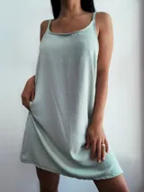 Vestido corto negro de breteles finos.