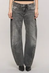 Jeans de tiro bajo y diseño bow-leg, con recortes y pinzas constructivas que forman una pierna curva. Confeccionado en denim de algodón con lavado efecto ahumado y desgastado.