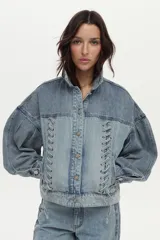 Campera de denim de algodón con diseño boxy, mangas abullonadas y detalles de cordones trenzados en la parte frontal.