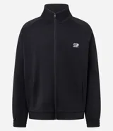 Campera deportiva de cuello alto con cierre frontal, confeccionada en tejido técnico con rayas laterales contrastantes y bordado localizado en el pecho.