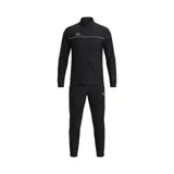 Conjunto deportivo Under Armour modelo UA Challenger Tracksuit para hombre, color negro con detalles y ribetes blancos. Incluye campera con cierre frontal y cuello alto, y pantalón largo a juego.
