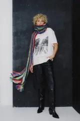 Bufanda larga tejida a crochet con diseño de rayas horizontales multicolores y flecos en los extremos.