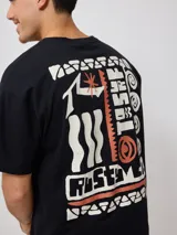 Remera de algodón verde claro con diseño oversize y estampado delantero pequeño en el pecho.