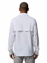 Camisa de manga larga Columbia, color blanco, con cuello clásico, cierre frontal de botones y dos bolsillos frontales con solapa. Diseño técnico con tecnología Omni-Shade y Omni-Wick.