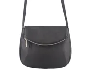 Bandolera negra de cuero con correa larga regulable, solapa con cierre de cremallera y cierre magnético.