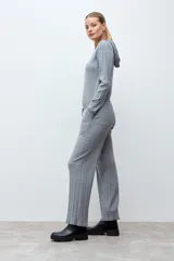 Pantalón de tejido de punto con textura de ochos, corte recto y holgado, con cintura elástica y cordón de ajuste.