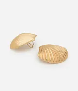 Aros medianos dorados con forma de caracola y cierre de tornillo.