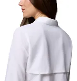 Camisa de manga larga Columbia en color blanco, diseñada con tecnología Omni-Shade y Omni-Wick. Presenta cuello clásico, cierre frontal con botones y un bolsillo en el pecho con etiqueta de la marca.