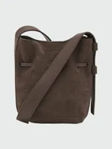 Cartera tipo bucket XS Longchamp de la línea Le Roseau Velvety, confeccionada en cuero marrón con textura gamuzada. Cuenta con cierre de cordón ajustable con detalle de bambú metálico plateado y correa ajustable para el hombro.