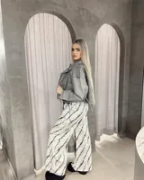 Pantalón jean cargo con estampado abstracto en blanco y negro.