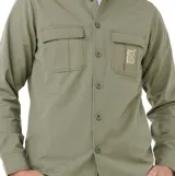 Camisa de manga larga Rip Curl en color verde militar, confeccionada en tejido con textura tipo ripstop. Presenta cuello clásico, cierre frontal con botones y dos bolsillos frontales con solapa, uno de ellos con detalle de logo bordado.