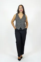 Chaleco de corte sastre en color gris con textura jaspeada, cierre frontal de botones y bolsillos laterales discretos.