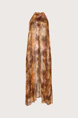 Vestido largo fluido de viscosa con estampado animal print tipo serpiente, escote halter y abertura frontal.