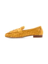 Mocasines de cuero napa color mostaza, con diseño entrelazado, corte clásico y detalle de antifaz en el empeine.