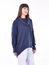 Sweater azul oscuro con cuello drapeado y corte asimétrico.