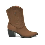 Bota texana de caña media en color marrón, confeccionada en material tipo gamuza. Presenta costuras decorativas con diseño de llamas en la caña, taco cuadrado de altura media y punta fina. Incluye un aplique metálico con el logo de la marca en la parte superior.