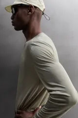 Camiseta de running de manga larga confeccionada en tejido técnico semitransparente, ligero y elástico. Presenta cuello redondo, aberturas laterales en el bajo y acabados termofijados.