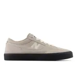 Championes de skate New Balance Numeric 417, color gris con suela negra y detalles en blanco marfil. Confeccionados en gamuza y materiales sintéticos, cuentan con la clásica "N" en el lateral.