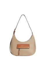 Cartera tipo hobo de color beige, con detalles en cuero sintético marrón tostado y bolsillo frontal con solapa y cierre de tira. Cuenta con asa ajustable para llevar al hombro.