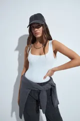 Body negro de escote cuadrado y silueta ajustada al cuerpo, sin mangas. Confeccionado en tejido de poliamida con elastano, de textura suave y elástica.