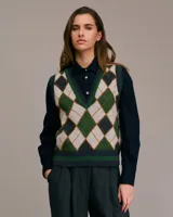 Chaleco de punto con patrón de rombos en tonos beige, verde y gris. Escote en V y ribete acanalado en el bajo. Sin mangas.