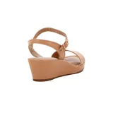 Sandalia de mujer color nude con plataforma y taco corrido (cuña). Presenta una tira ancha sobre los dedos y una tira fina ajustable con hebilla alrededor del tobillo.