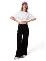 Jeans de denim negro de tiro alto y pierna ancha, con diseño clásico de cinco bolsillos, cierre de cremallera y botón metálico.