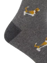 Medias de largo medio color gris con estampado de perros basset hound, confeccionadas en algodón con puño suave.