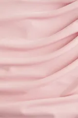 Top de manga larga con cuello redondo, confeccionado en tejido de punto con diseño drapeado en un hombro y en el lateral de la cintura.