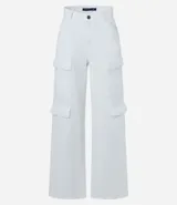 Pantalón wide leg de sarga color marrón chocolate, tiro alto, con bolsillos laterales tipo cargo y etiqueta con lettering en la cintura.