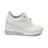 Championes deportivos de plataforma oculta, color blanco con detalles en gris claro. Presentan cordones al tono, ojales metálicos decorativos y una suela de goma con diseño ergonómico.