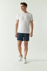 Short de baño de secado rápido con estampado sutil, cintura elástica con cordón ajustable, dos bolsillos laterales y un bolsillo trasero. Presenta un logo bordado en la pierna.