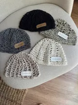 Gorro tipo casquete tejido a mano en crochet con hilo de algodón y lurex.