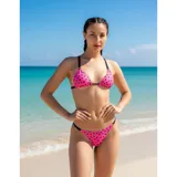 Bikini de dos piezas con estampado de corazones negros sobre fondo fucsia. El top es de estilo triángulo con tiras negras, y la parte inferior es una tanga con tiras laterales negras.
