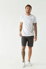 Bermuda tipo chino de corte recto, color gris oscuro, con bolsillos laterales y traseros, cierre de cremallera y botón, y pasacintos.