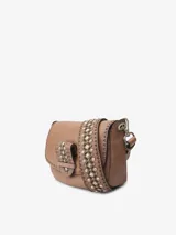 Bolso bandolera de cuero vacuno lavado color marrón, con solapa y asa de hombro extraíble decoradas con tachuelas y corte láser. Cuenta con cierre de cremallera, bandolera regulable y desmontable, bolsillos externos e internos y forro de algodón.
