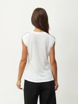 Remera blanca de corte clásico con cuello redondo y mangas cortas con detalle de hombreras.