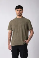 Remera de manga corta, corte semi oversize, color verde oliva con efecto gastado o vintage.